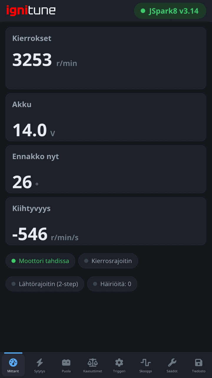 Sovelluksen mittarisivu: kierrokset, akkujännite, ennakko ja kiihtyvyys.